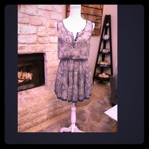 Chic summer mini dress with lace detail